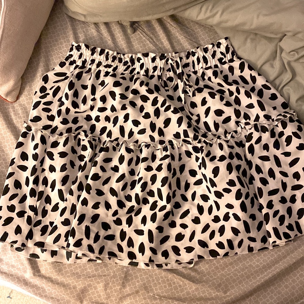 Black and White flowy skirt perfect for summer!